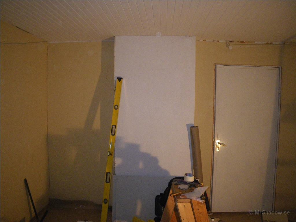 IMGP1529.JPG - Även resterande delar av väggen mot köket är klart. Så nu är det "bara" tapet upphängningen som skall till. Men har ju gått kurs på sådant.. se: www.mrshadow.se/goran/project/project.htm