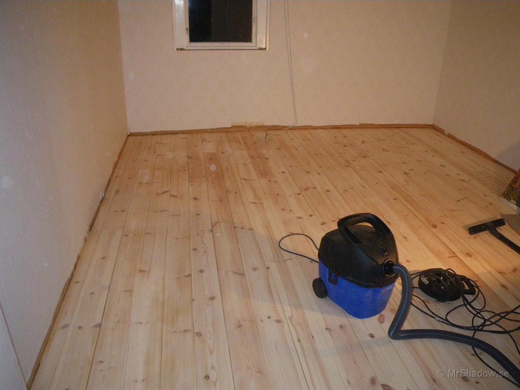 IMGP1548.JPG - Även om trät är lite ojämt i färgen, så är golvet snyggt.