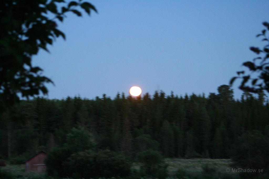 IMG_8628.JPG - Gick åter ut ca 23:47 för att fota månen igen, men skulle nog tagit stativet :-(