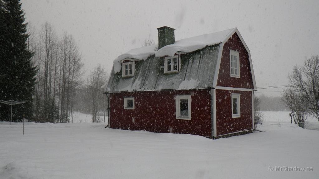 IMGP0112.JPG - Så snöar det lite mer då...  Åker sedan in mot stan och kommer inte igen förren nästa år..