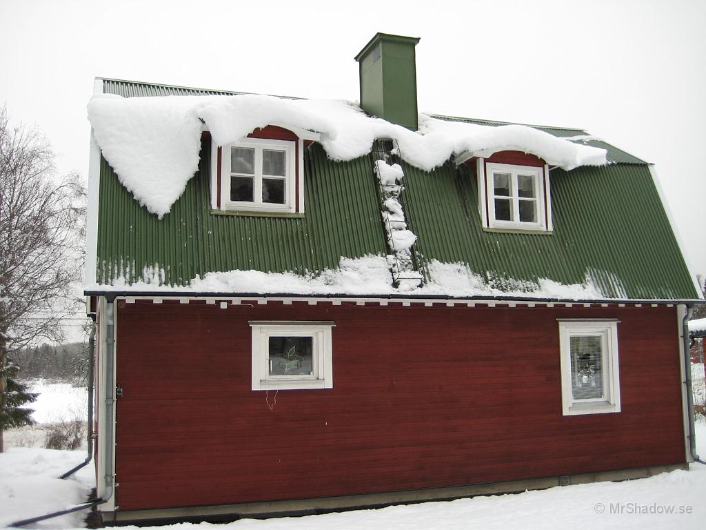 IX70_0129.JPG - Bra med brant tak. Snön åker av lättare
