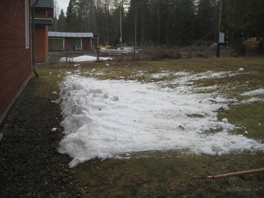 IX70_0935.JPG - Liite mindre snö idag. Men så hjälper vi till liiite genom att sprida resterna över gräsmattan