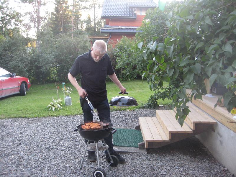 IX70_1593.JPG - Mycket jobb kräver bra mat. Här är det både kyckling och biff på grillen