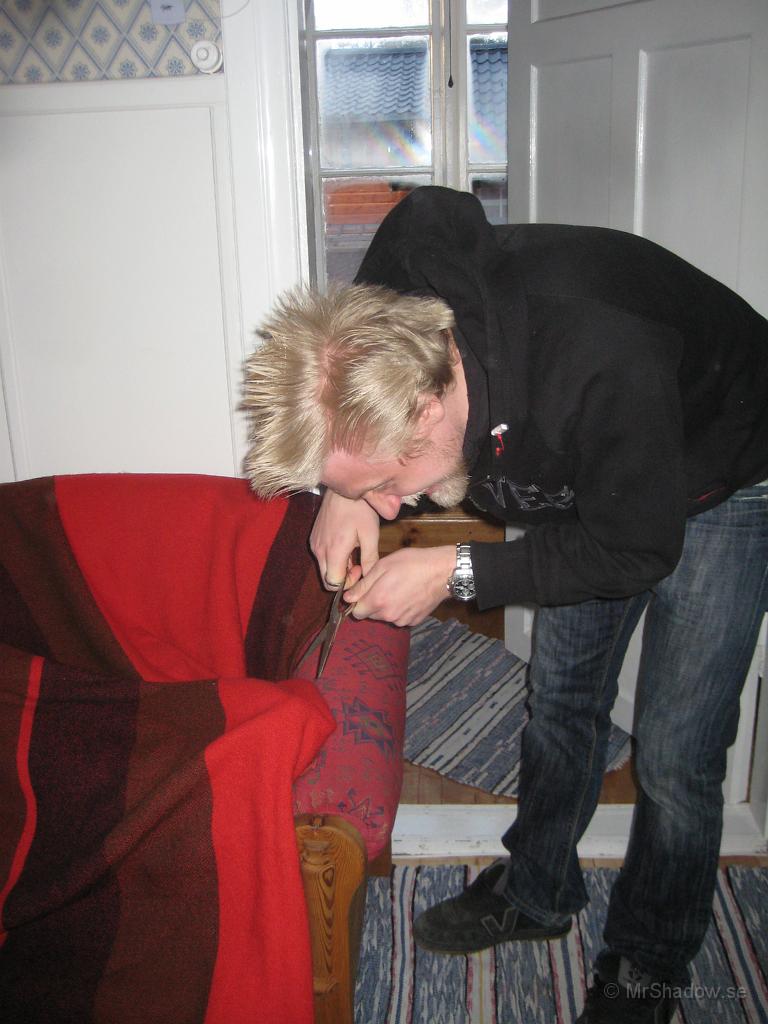 IX70_2038.JPG - Å Bodyguard kunde ju inte låta bli att testa saxen på tår..