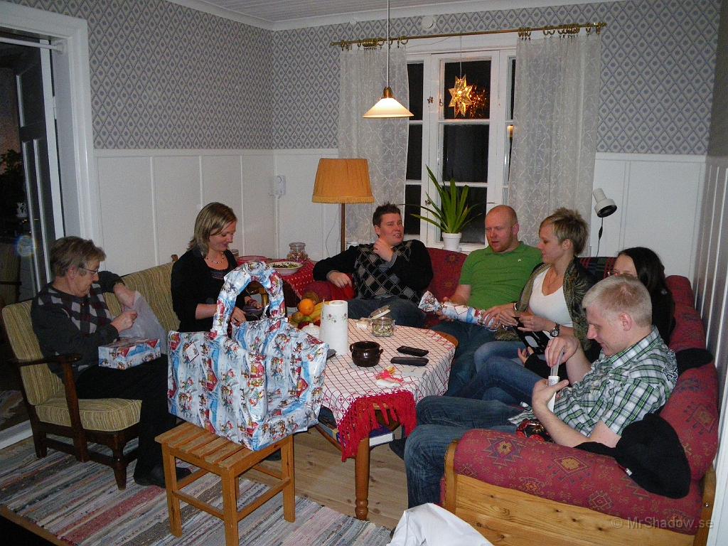 IMGP0109.JPG - Så julklappsutdelningen. Men bara ett paket till var och en. Det är ju inte julafton idag ?? Vi flyttade julklappsutdelningen till den 21;a när alla kunde komma, så enkelt blev det.